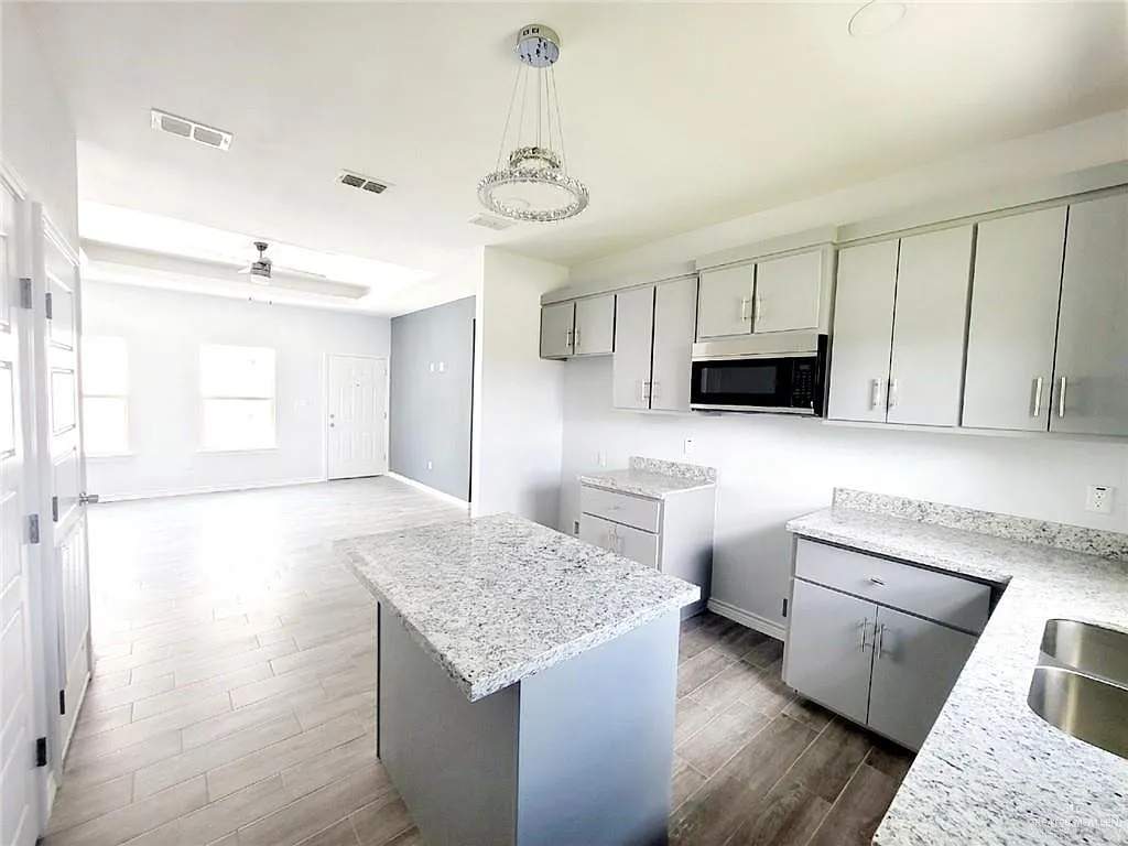 3 bed, 2.0 bath, 1000 sqft, $1,175 — Photo 3