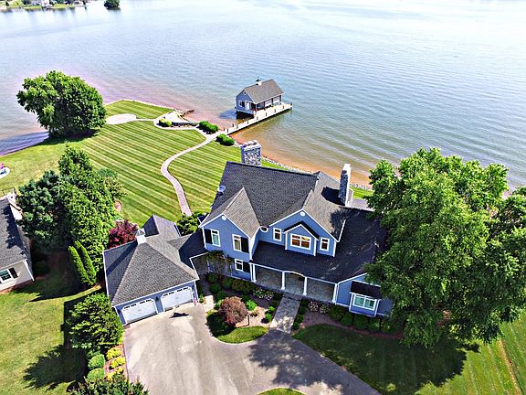 2nd image of 1050 Boardwalk Dr