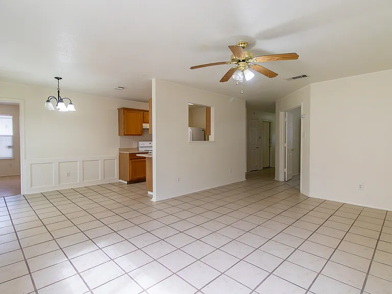1203 Fox Creek Dr — Photo 5