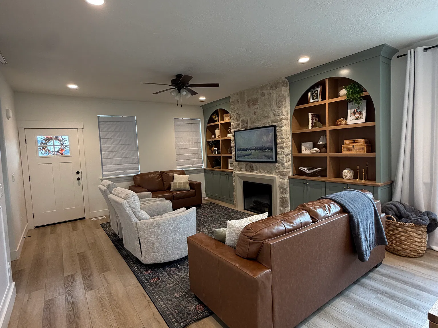 3 bed, 2.5 bath, 1900 sqft, $2,200 — Photo 2
