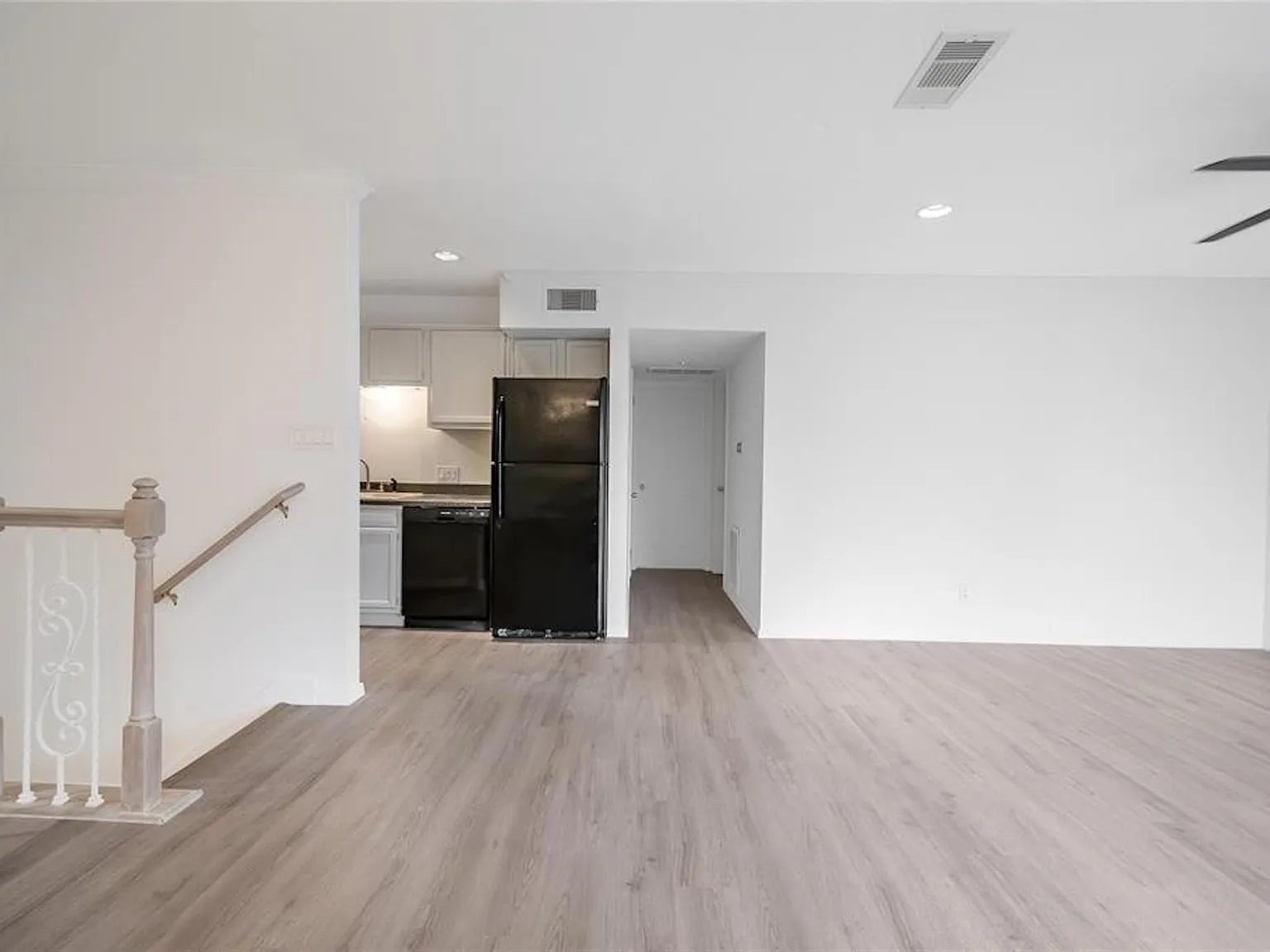 2 bed, 1.5 bath, 981 sqft, $1,600 — Photo 4