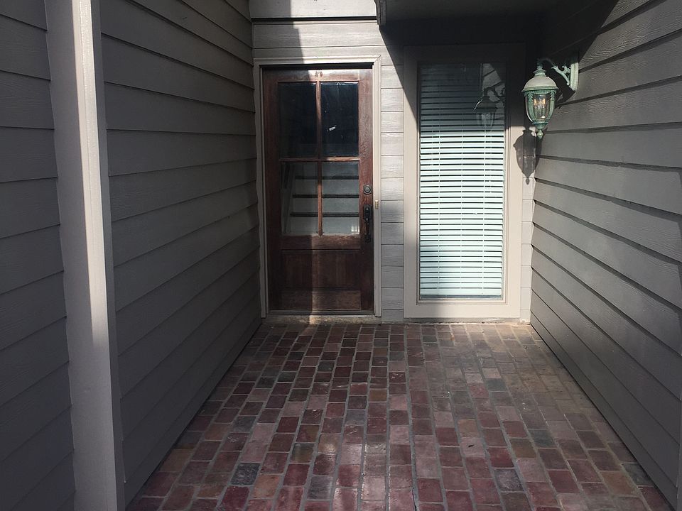 Entrance from street. 