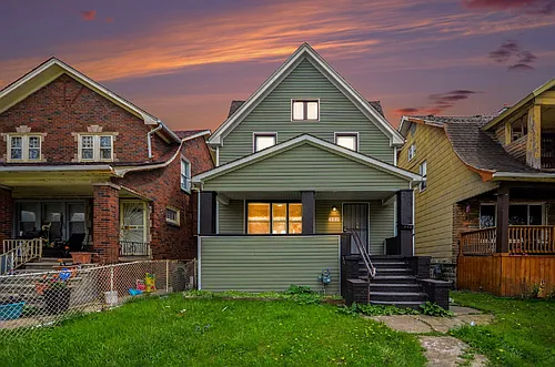 242 Ferris St Photo 1