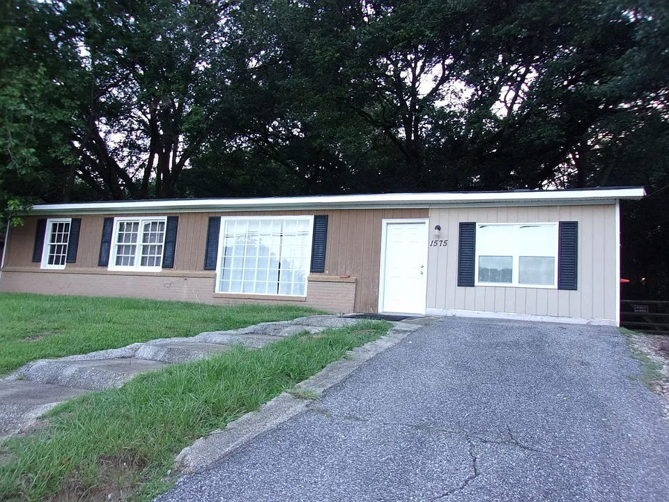 1575 Cody Rd N