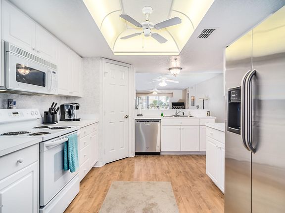 2nd image of 605 Shorewood Dr Unit 208