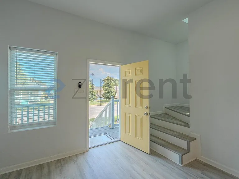 4123 Avenue M 1/2 — Photo 4