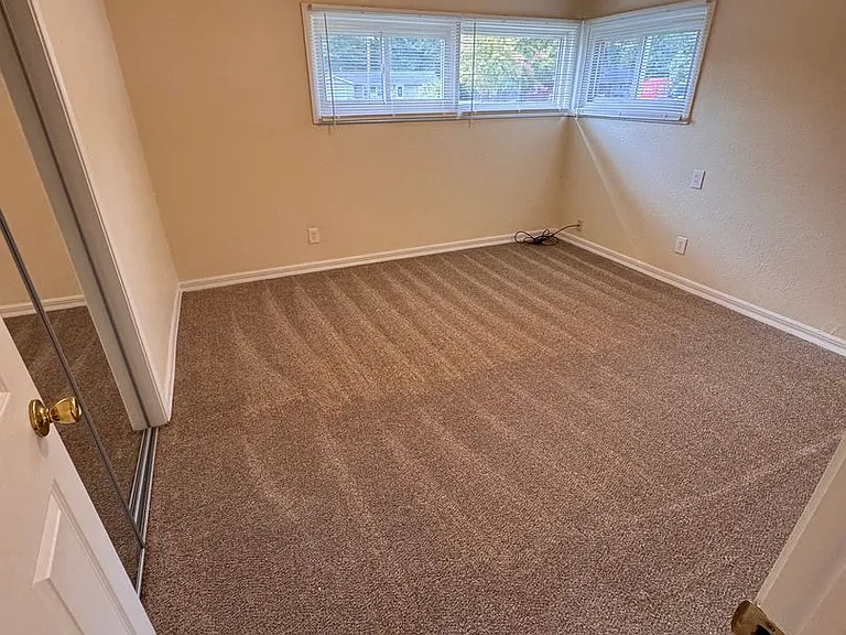 2433 Bainbridge Ave — Photo 9