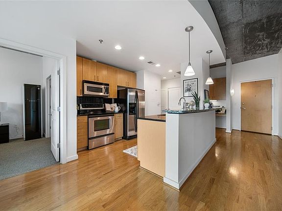 3rd image of 250 Pharr Rd #412