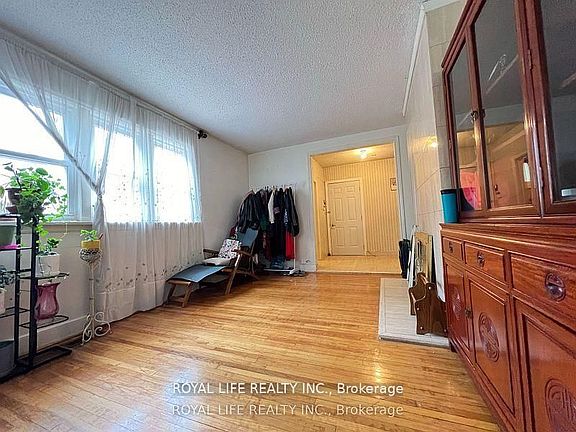 2nd image of 33 Agincourt Dr