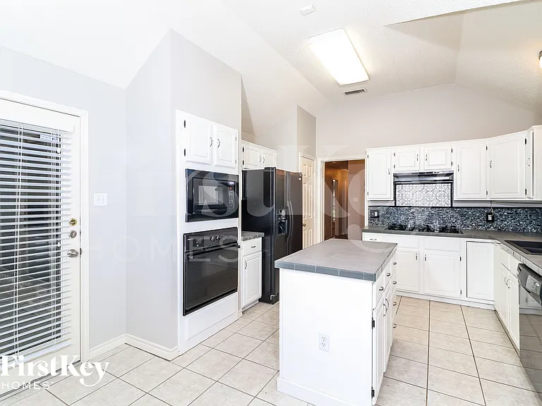 2210 Stillwater Dr — Photo 6