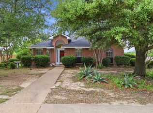 921 High Point Dr, Midlothian, TX 76065