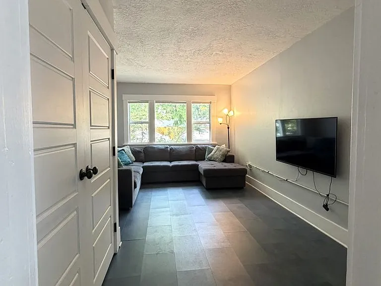 1424 W Franklin St — Photo 23