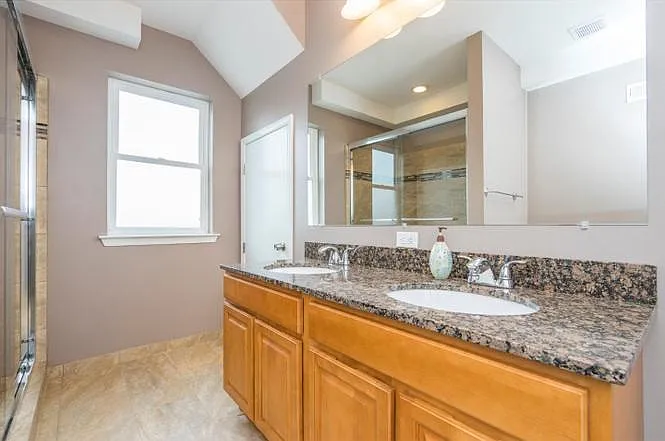 4 bed, 2.5 bath, 2000 sqft, $2,500 — Photo 3