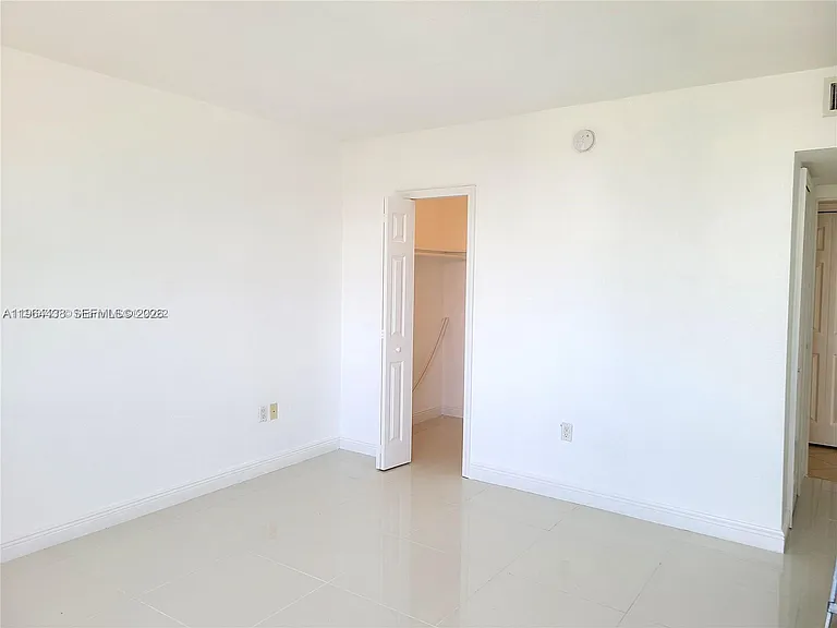10350 W Bay Harbor Dr #5L — Photo 8