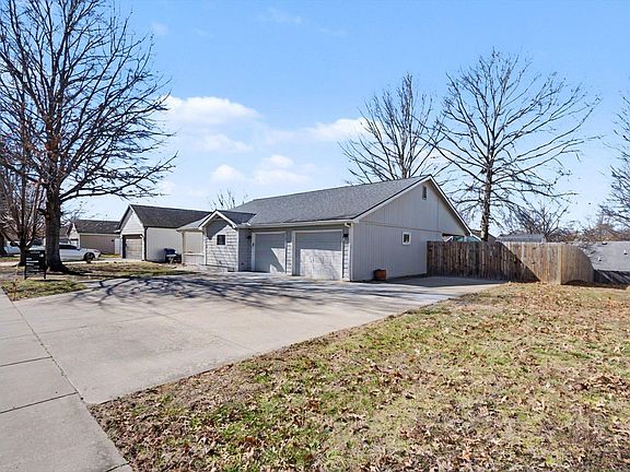 3rd image of 2613 Mayfair Dr