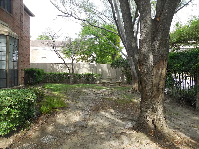2255 Braeswood Park Dr #218 — Photo 2