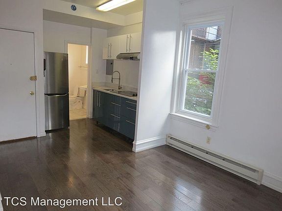 4th image of 251 S Melville St #2