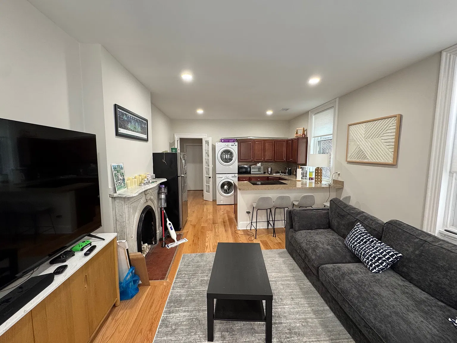 2 bed, 950 sqft, $2,300 — Photo 2