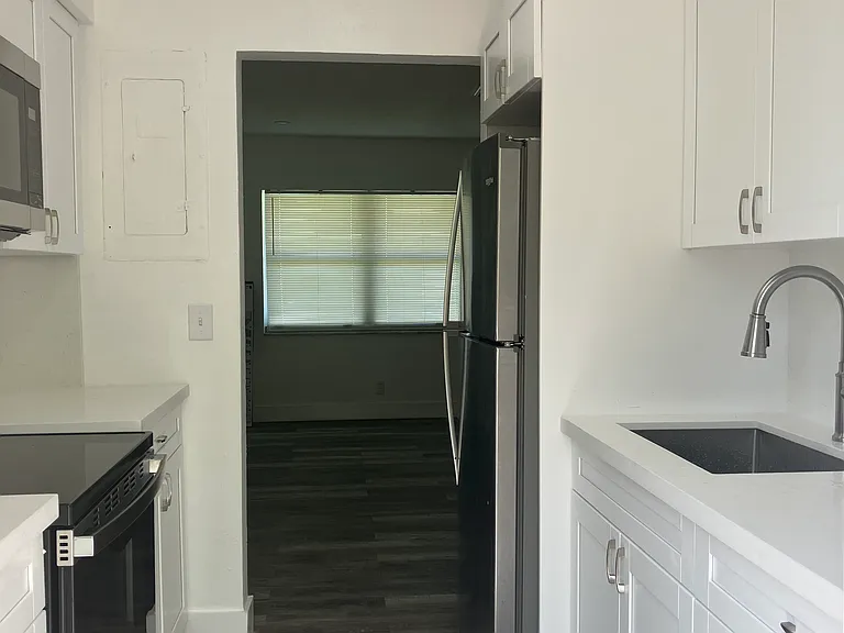 599 NW 40th Ct #A — Photo 6
