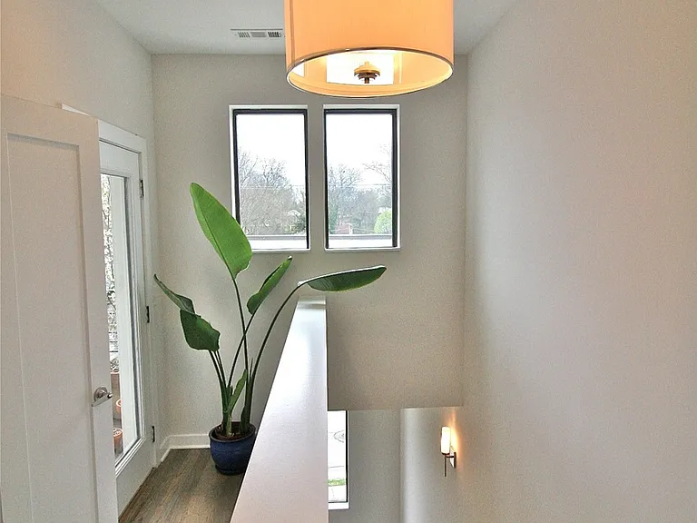1029 Chester Ave — Photo 17