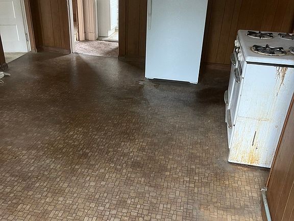 3rd image of 495 Pond St