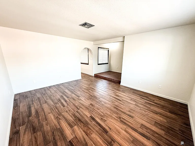 2028 S 6th Ave — Photo 9