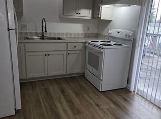 555 N 7th St APT 8, Harrisburg, OR 97446