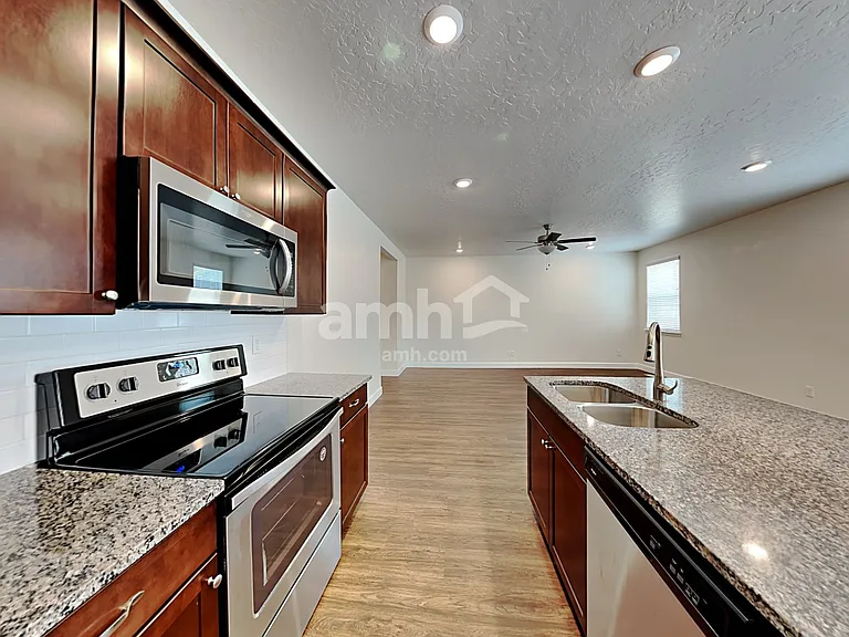 3028 E North Village Dr — Photo 3