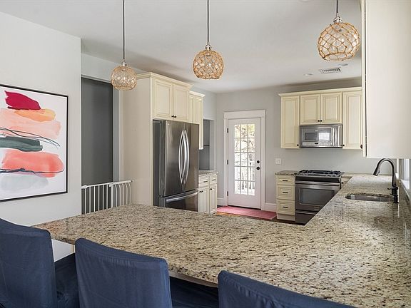 5th image of 979 South St #2