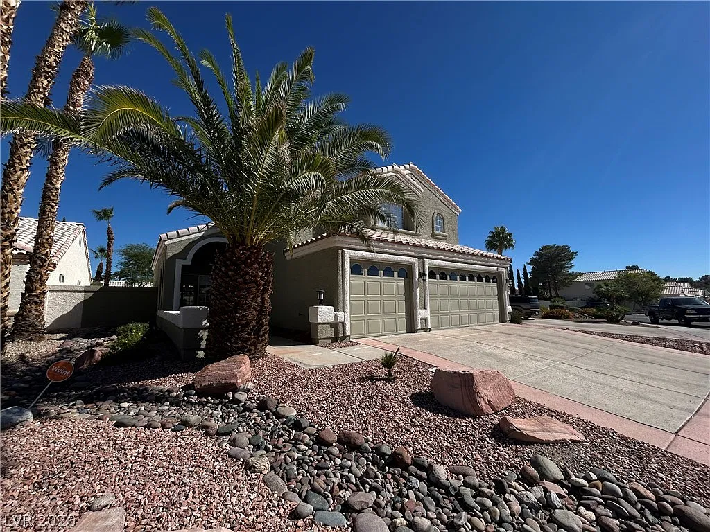 4 bed, 3.0 bath, 2571 sqft, $3,000 — Photo 2