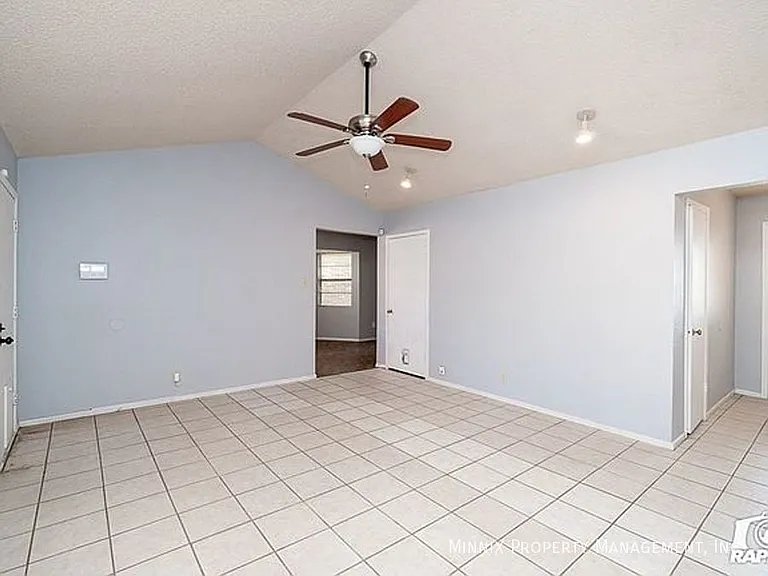 2905 Ventura Ave — Photo 9