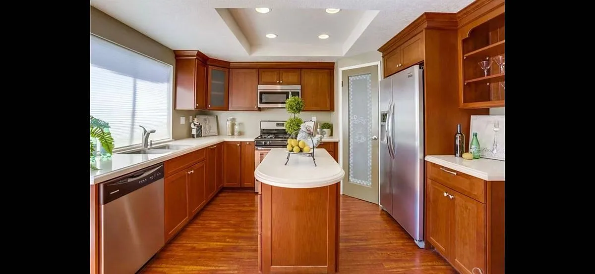 3 bed, 2.5 bath, 1330 sqft, $3,100 — Photo 3