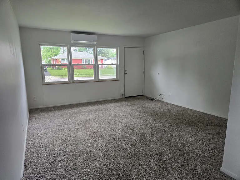 258 E Plum St — Photo 10