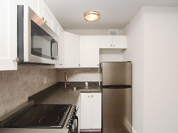 2nd image of 640 W Wrightwood Ave APT 302