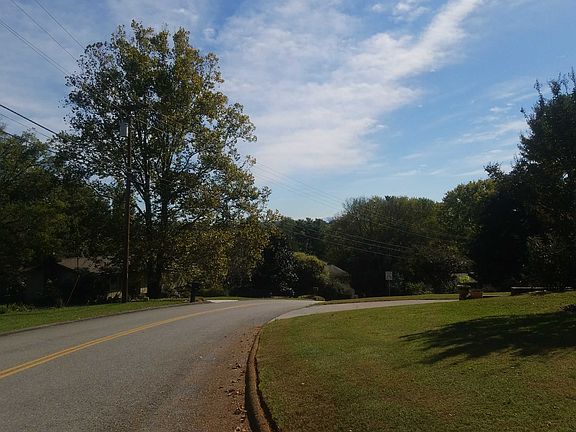 4th image of 9112 Carlton Cir