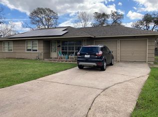 304 Jasmine St, Lake Jackson, TX 77566