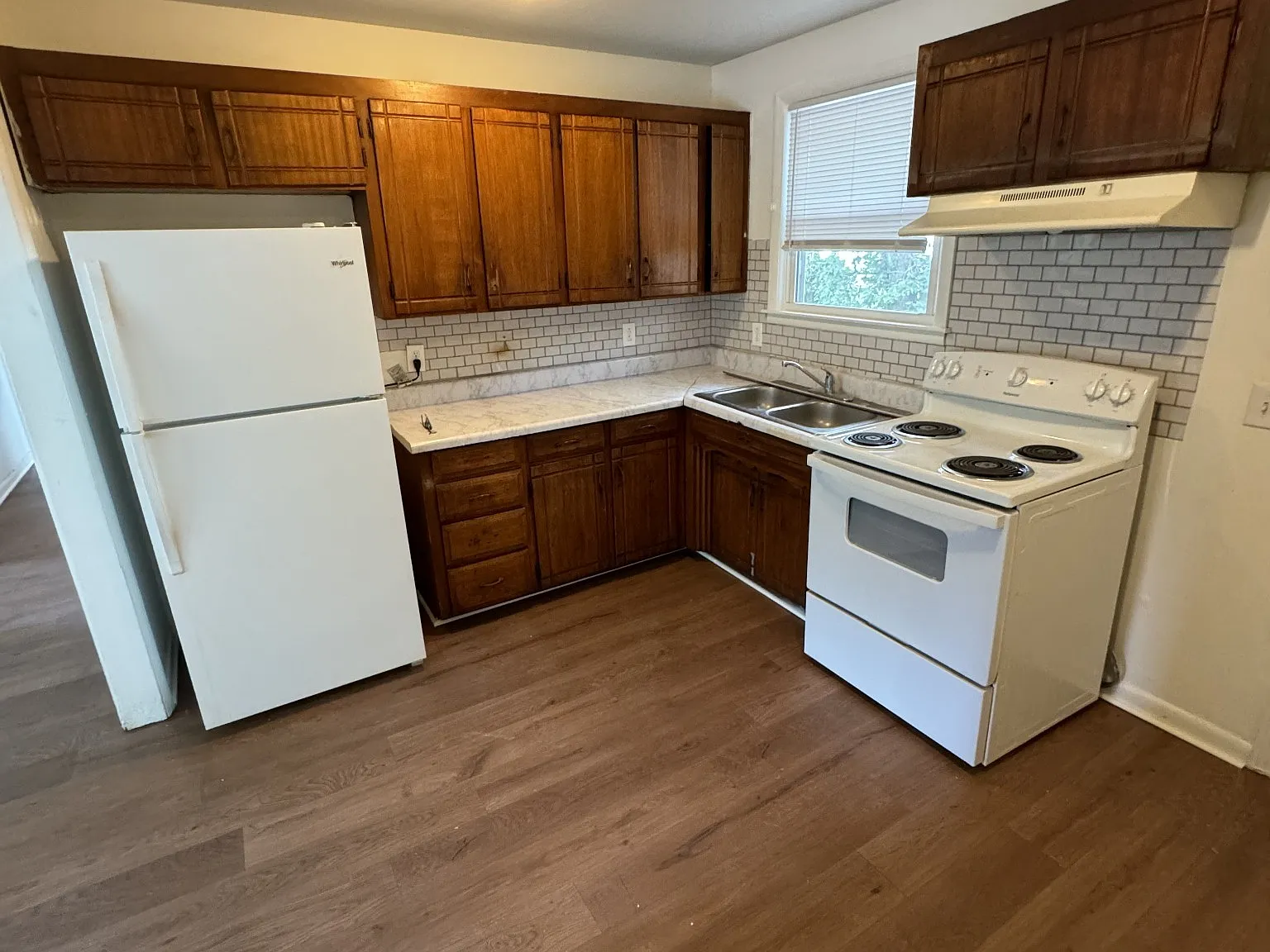 3 bed, 1.0 bath, 1014 sqft, $1,295 — Photo 2