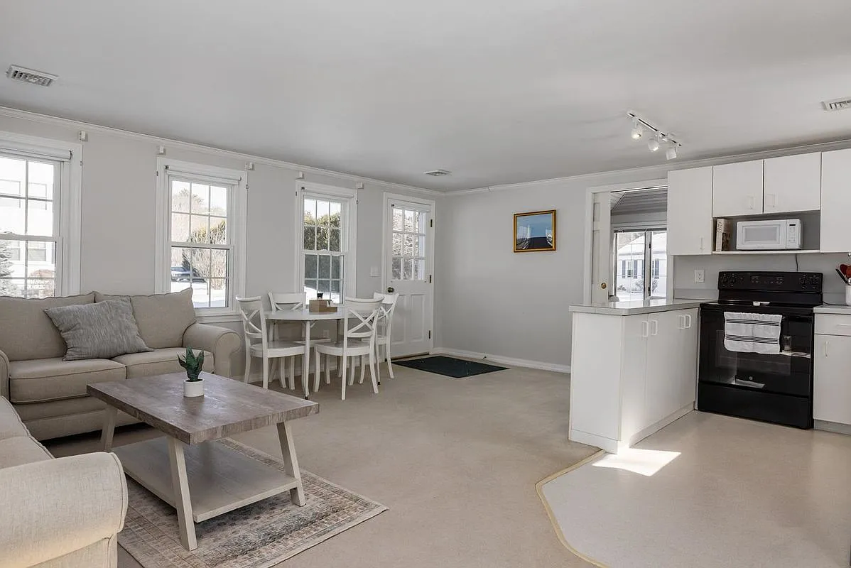 1 bed, 1.0 bath, 929 sqft, $3,000 — Photo 2