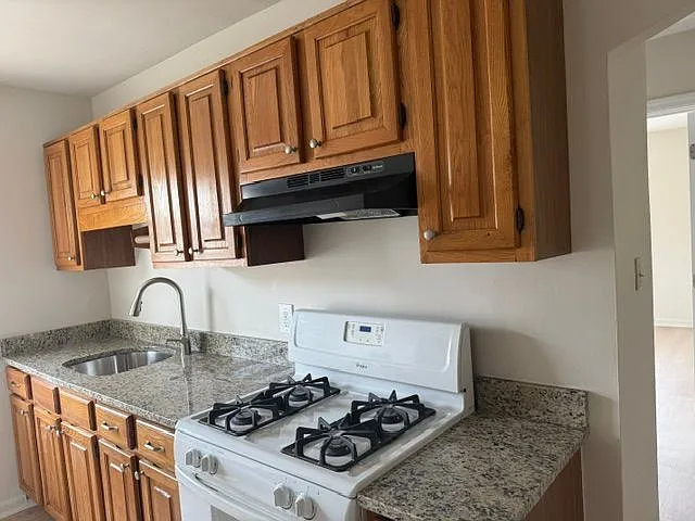 2 bed, 1.0 bath, 800 sqft, $1,600 — Photo 2