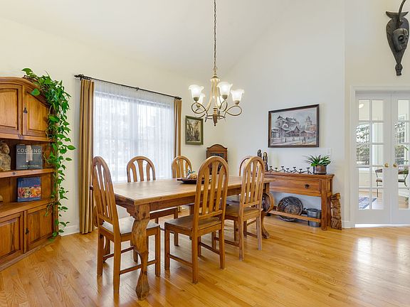 4th image of 1686 Greenleaf Ave