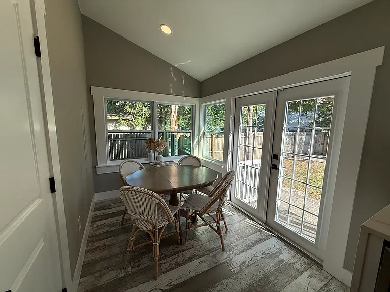 721 Bay St — Photo 6