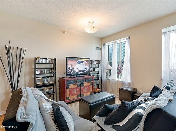 3rd image of 1717 S Prairie Ave APT 1204