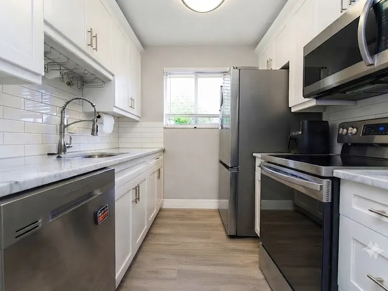 1834 Bough Ave #4 — Photo 2