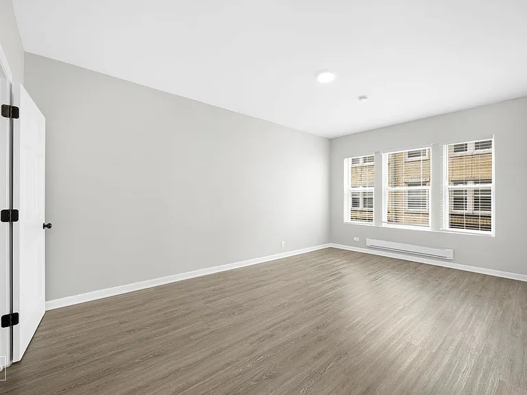 4901 S Drexel — Photo 10