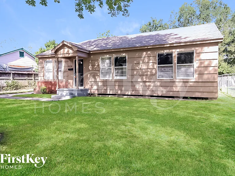 706 E Humble St — Photo 2