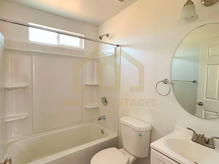 239 N East St — Photo 16