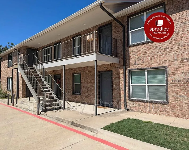2 bed, 1.0 bath, 1095 sqft, $1,060 — Photo 2