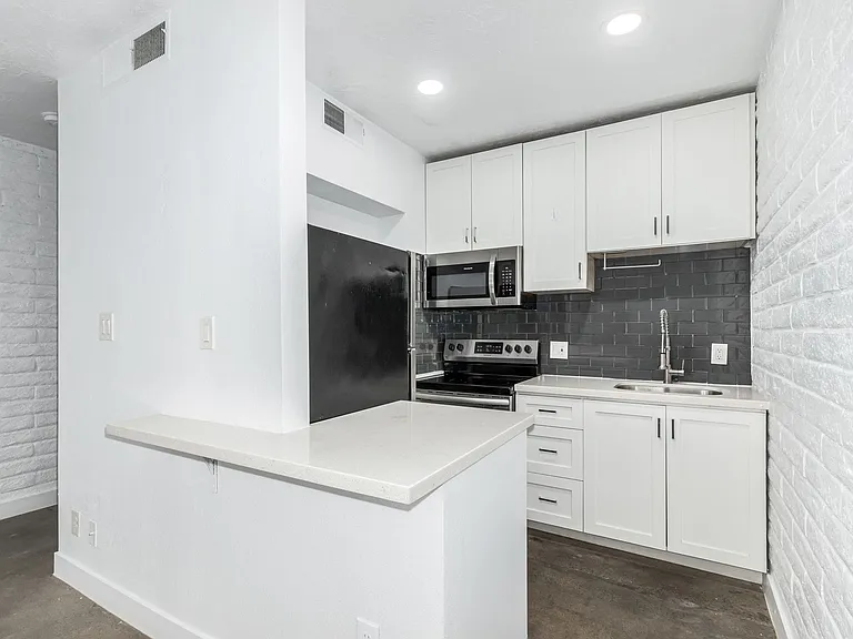 328 E Willetta St #16 — Photo 16