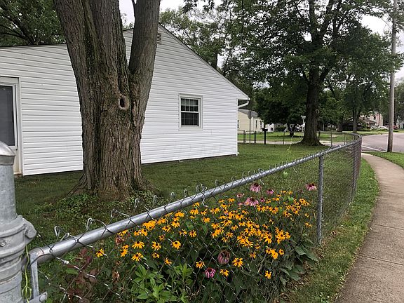 2nd image of 818 Martha Ln