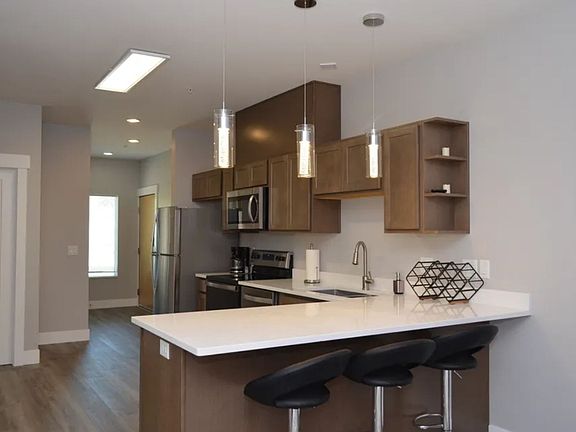 5th image of 515 Burton St #202